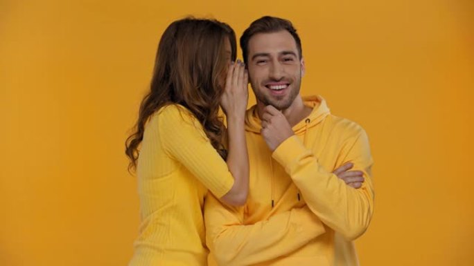 女友向被隔离在黄色上的男友讲述秘密