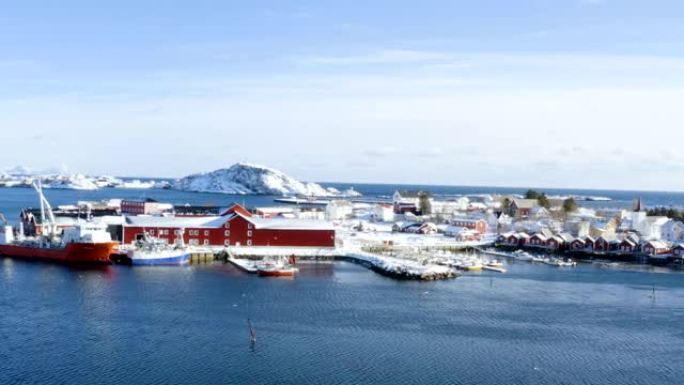 挪威北部罗弗滕群岛海边著名的传统五彩木制渔场罗布的空中俯视图
