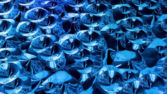 环状的抽象液体背景，在闪亮的光泽表面上有波浪形的闪光图案。像箔或明亮玻璃表面的粘性蓝色流体。美丽的创