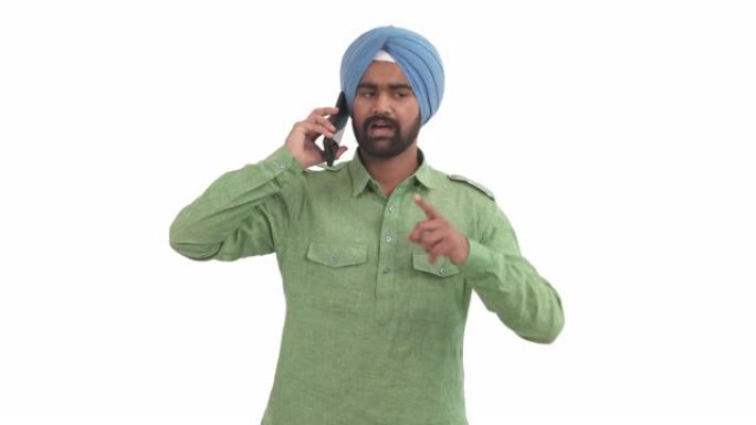 印度胡子男人拿起智能手机，聊得很开心。那家伙情绪激动地打手势，和某人发誓。孤立在白色背景上