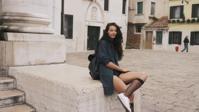 威尼斯广场街道上迷人的女孩