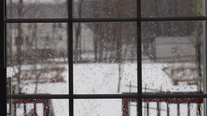 雨滴在玻璃推拉门上，进入后院。