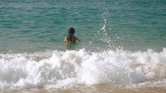 科斯塔德尔马雷斯梅海岸。快乐美丽的女人在卡莱拉海滩上玩得开心，玩弄地中海的海浪。巴塞罗那。西班牙。4