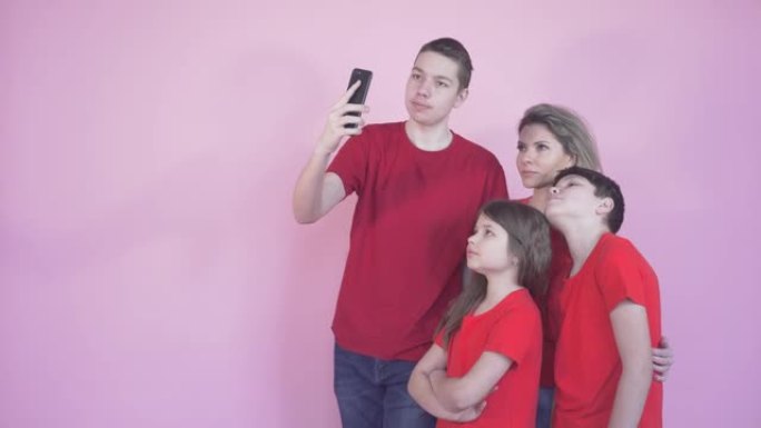 一个友好的大家庭，母亲和孩子通过视频链接进行交流。