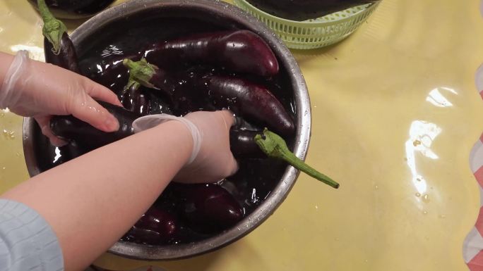 水盆清洗长茄子紫茄子洗茄子 (4)