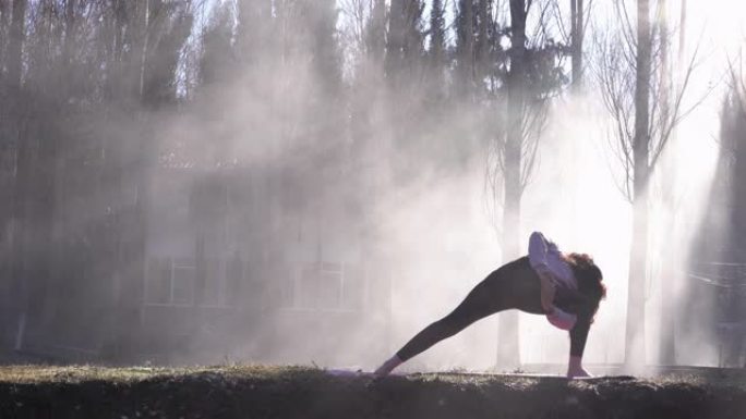4k视频，成年女性在雾蒙蒙的户外做瑜伽练习