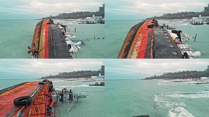 无人机射击的沉没油轮的俯视图。倒置的油轮在敖德萨的黑海海岸失事。空油轮向一侧倾斜，在强风的暴风雨中搁