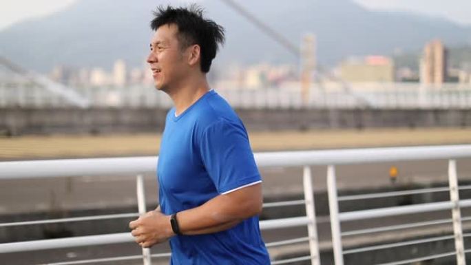 男子在城市桥上慢跑