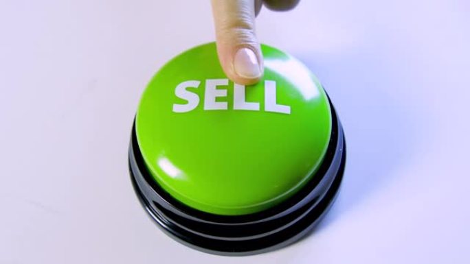 女商人推动绿色闪亮的销售按钮。销售的概念，销售的东西。大甩卖，折扣!靠卖旧东西赚钱。电子商务、网上购