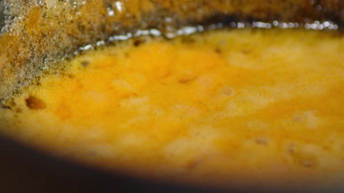 奶酪火锅在锅里煮沸。