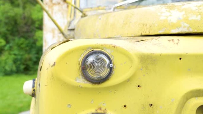 黄色旧卡车的小前灯
