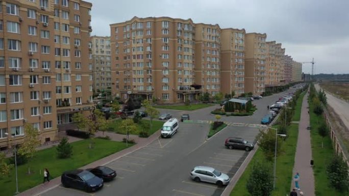 乌克兰基辅地区Sofiyevskaya Borshchagovka-2020年10月: 小屋和公寓楼