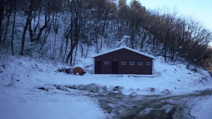 冬季积雪覆盖的山间小屋