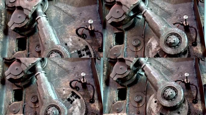 机械连杆使轴转动。由蒸汽机驱动的旧机械的旋转。声音存在
