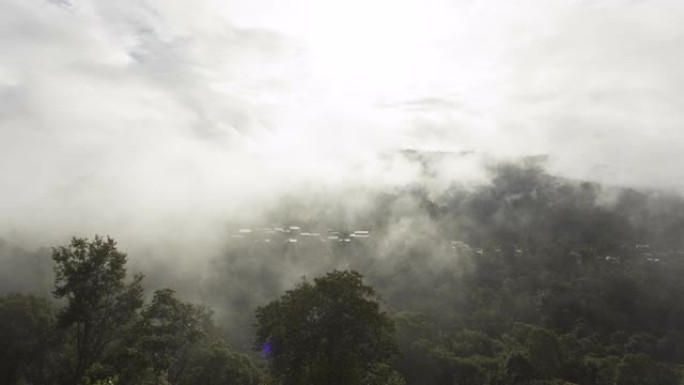 泰国南省Pua区Doi Sakat小村庄上空的时间流逝云; pan motion