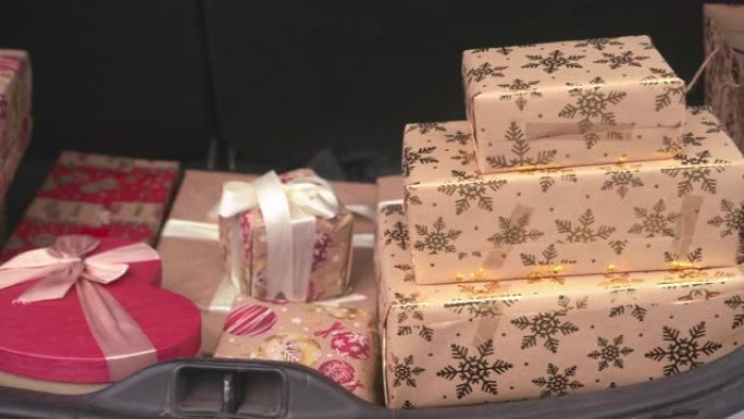 装满圣诞礼物的汽车后备箱。圣诞节假期的家庭购物