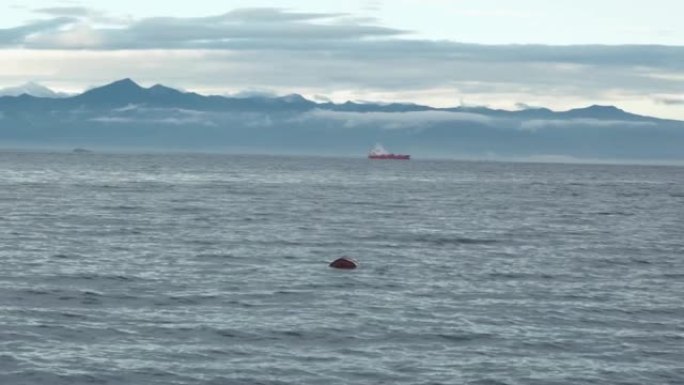 有毒废桶在水中游动。海洋中的红色罐子。