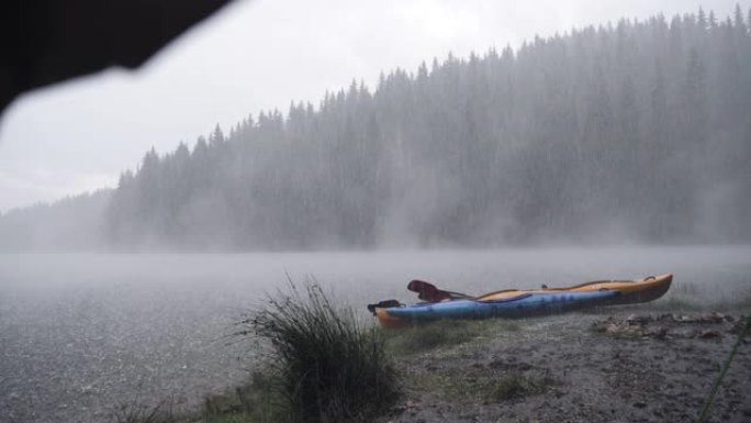 在大自然中露营，在山里下大雨。