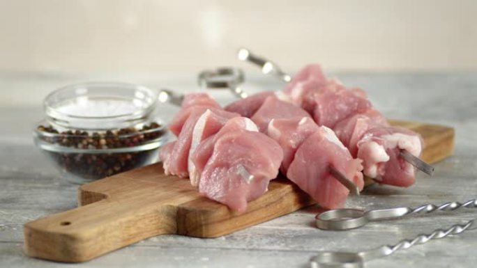 烤肉串上的生猪肉烤肉串在桌子上慢慢旋转。