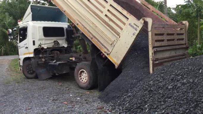 自卸车卸土大卡车倒煤堆