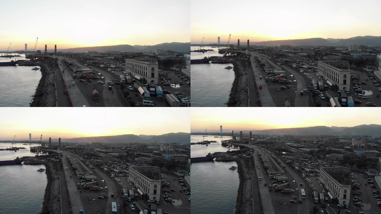 日落时海港旁的风景道鸟瞰图