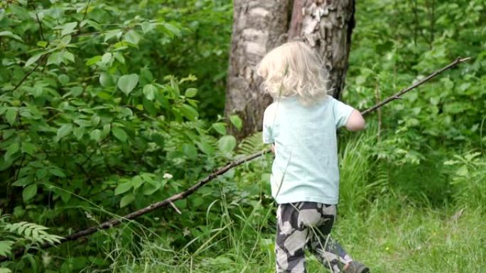 小男孩在户外夏季沿着绿色森林奔跑