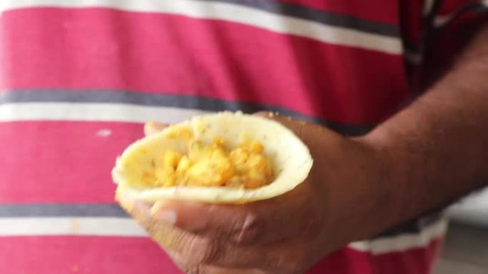 手工烹饪制作或填充土豆泥马萨拉，用于准备印度著名的流行小吃萨摩萨