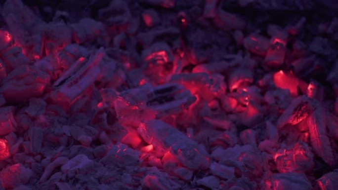 炽热的木炭会释放出强烈的热量。木炭燃烧温度高。