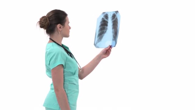 女医生检查肺部x光，手里拿着。专家持有胸部的透明图像，并仔细研究。医学概念