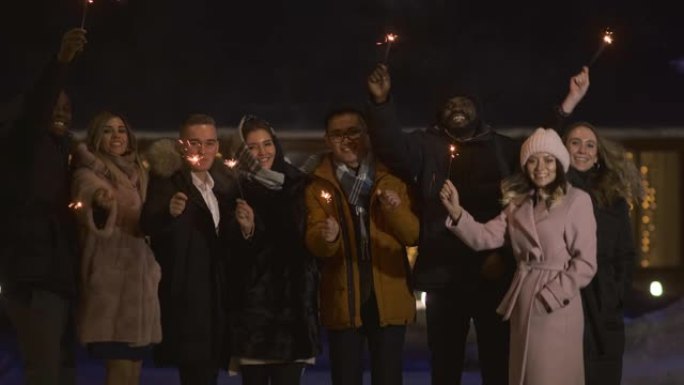 一家多民族的公司庆祝新年。