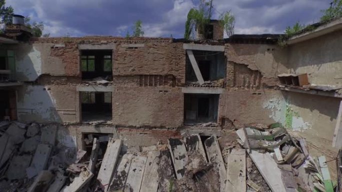 乌克兰切尔诺贝利附近普里皮亚季镇第一倒塌学校的鸟瞰图。4K