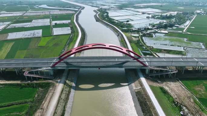 航拍田野中的京台高速公路-运河桥梁