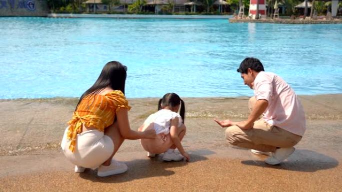 一个由母亲，父亲和孩子，女儿组成的幸福家庭，在水上公园度假时玩得开心