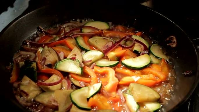 宏切蔬菜在锅上的热油中煮沸
