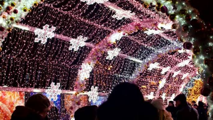 莫斯科街装饰有新年和圣诞节假期的灯光和灯光的拱门。城镇居民在发光的拱门下。普希金广场。新年主题