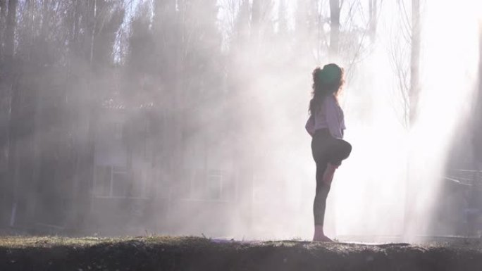 4k视频，成年女性在雾蒙蒙的户外做瑜伽练习