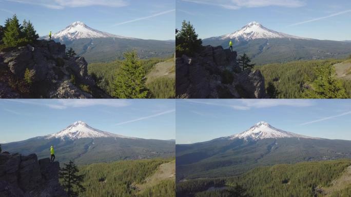 在美丽的晴天鸟瞰图、森林和火山。胡德山 (Mount Hood) 是级联火山弧中的活跃平流火山。美国