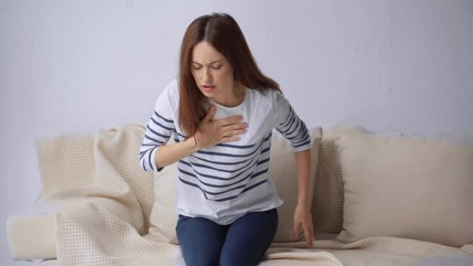 患有胸痛的女人疾病胸闷