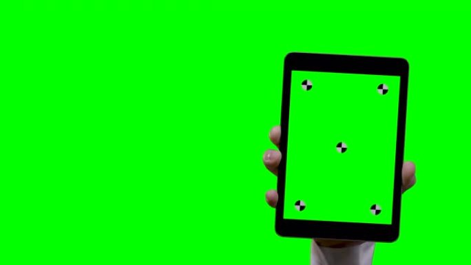 智能手机上的绿色屏幕和背景跟踪点的人手持平板电脑进入屏幕右侧