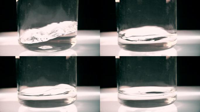 在实验室的化学烧瓶中测量和搅拌的透明液体