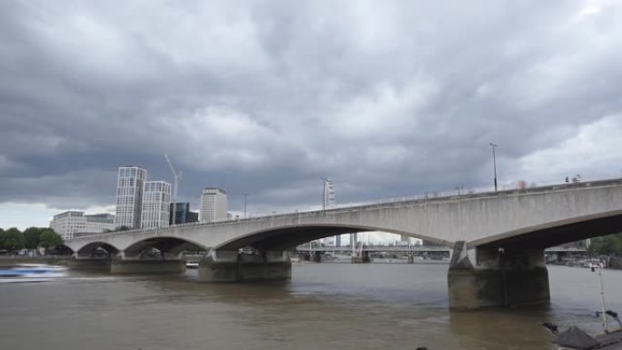 时间流逝。浮云从泰晤士河上的一座桥上掠过。