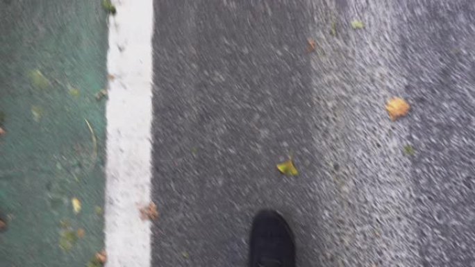 穿着黑色靴子走在沥青人行道上的观点