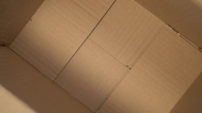 送货纸板箱从里面特写。空打开包装
