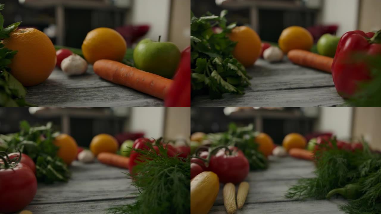 木质乡村桌子上的水果和蔬菜中的草药