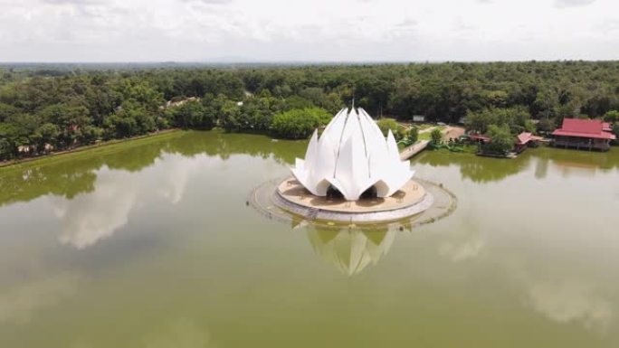 泰国乌东他尼省桑蒂瓦纳兰 (Wat Santiwanaram) 美丽的白色教堂的鸟瞰图。