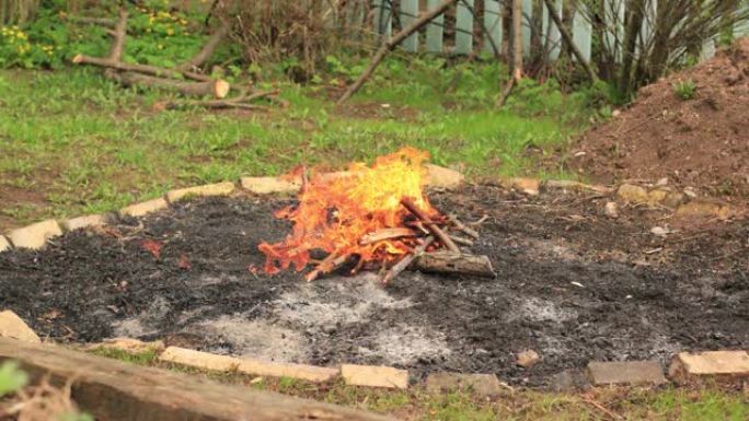 夏季延时旅游篝火燃烧的木材