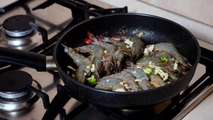 烤黑虎虾配香料和柠檬。香草烤虾。烤海鲜。厨师烹饪海鲜
