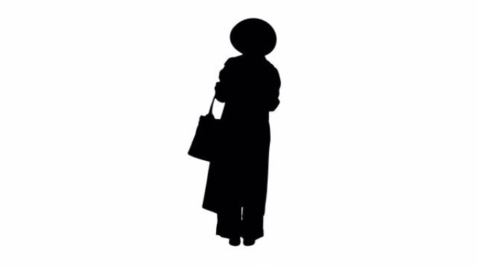 穿着外套和黑帽子的非洲裔美国时尚女孩与手提包合影，阿尔法频道