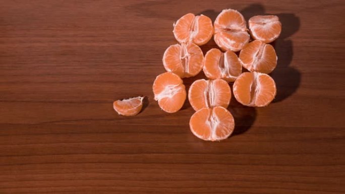 橘子剥皮，并在停止运动中分成几片