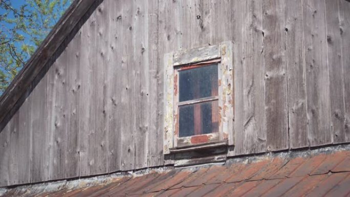 旧木屋阁楼上的窗户